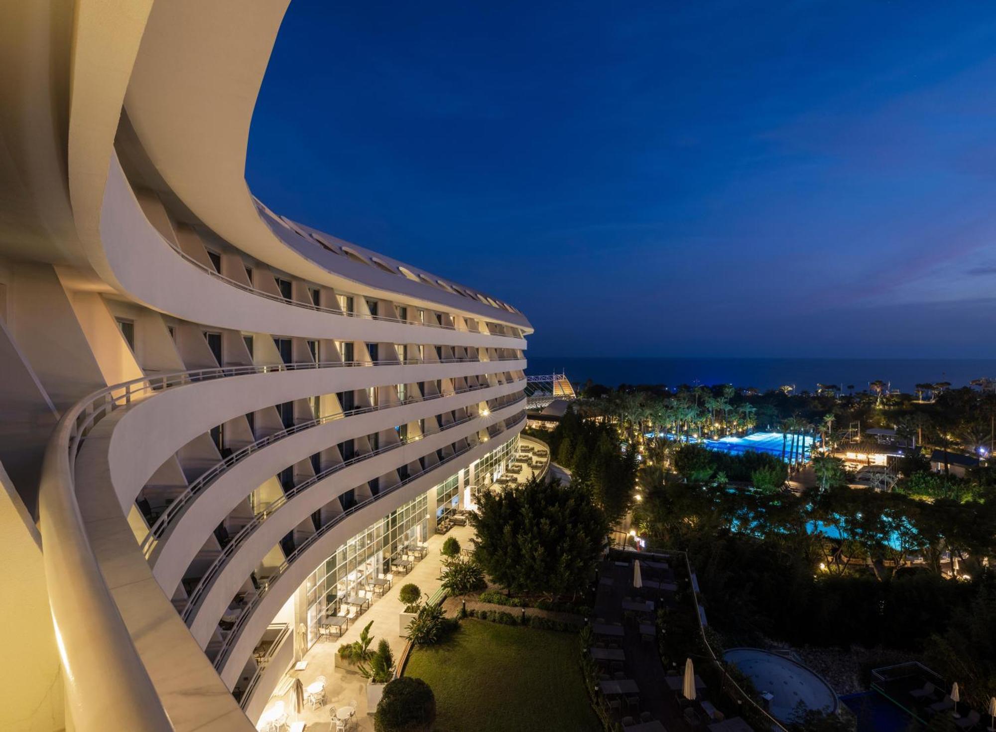 Concorde De Luxe Resort Antália Exterior foto The resort at night