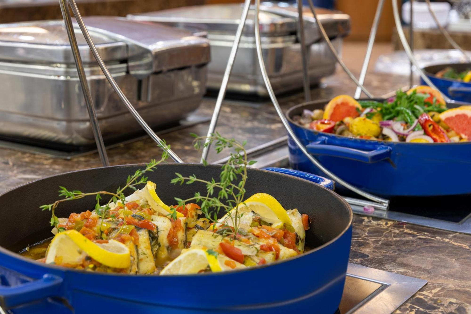 Concorde De Luxe Resort Antália Exterior foto A blue Le Creuset cast iron casserole