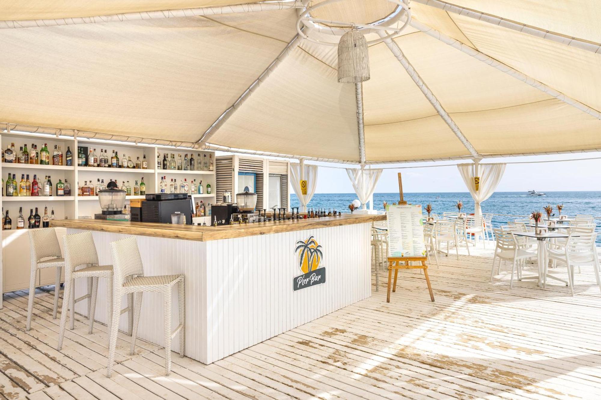 Concorde De Luxe Resort Antália Exterior foto Beach bar in Marbella, Spain