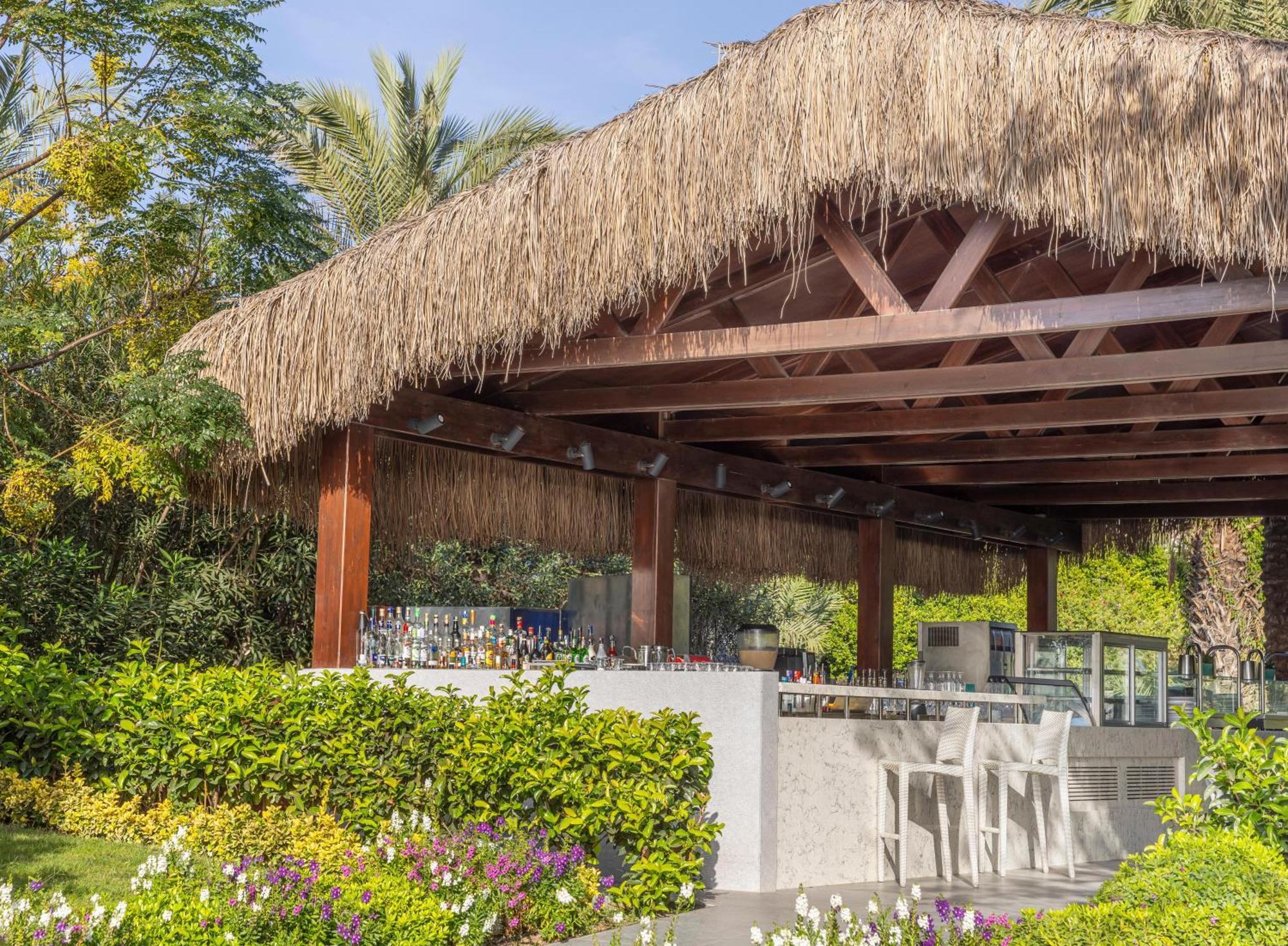 Concorde De Luxe Resort Antália Exterior foto The bar at the pool